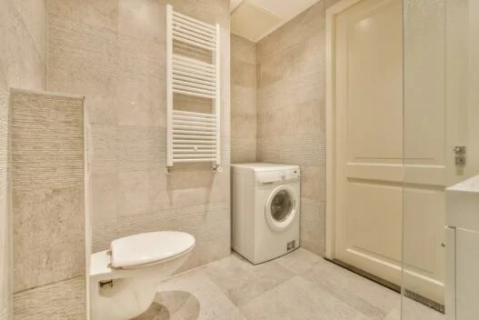 Indbygningstoilet på badeværelse